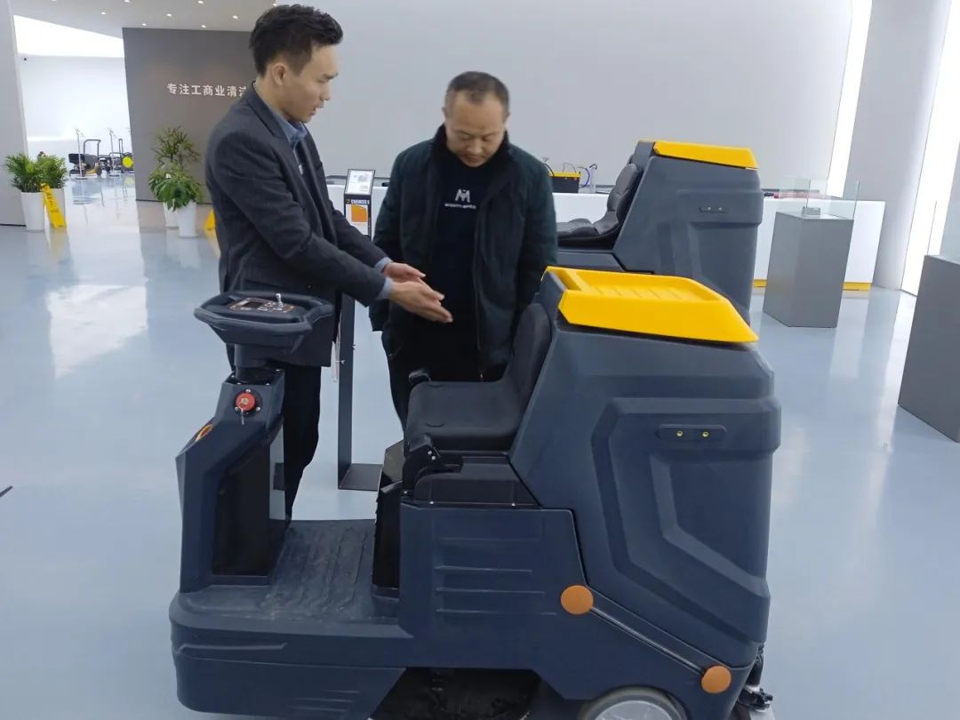  清潔設(shè)備洗地機(jī)可以引領(lǐng)新清潔方式嘛？