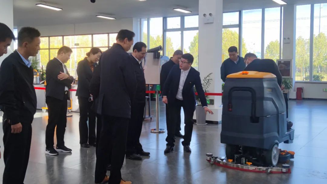 橙犀智造產(chǎn)業(yè)園迎來政府政協(xié)副主席鄭宏一行參觀指導(dǎo)