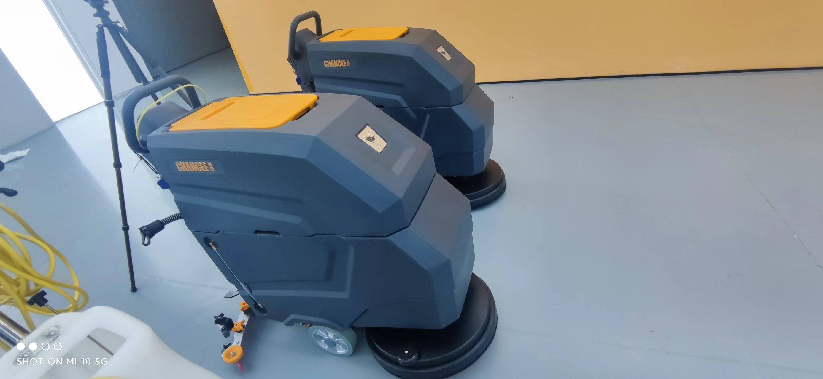  怎么拆卸安裝手推式洗地機的刷盤呢？