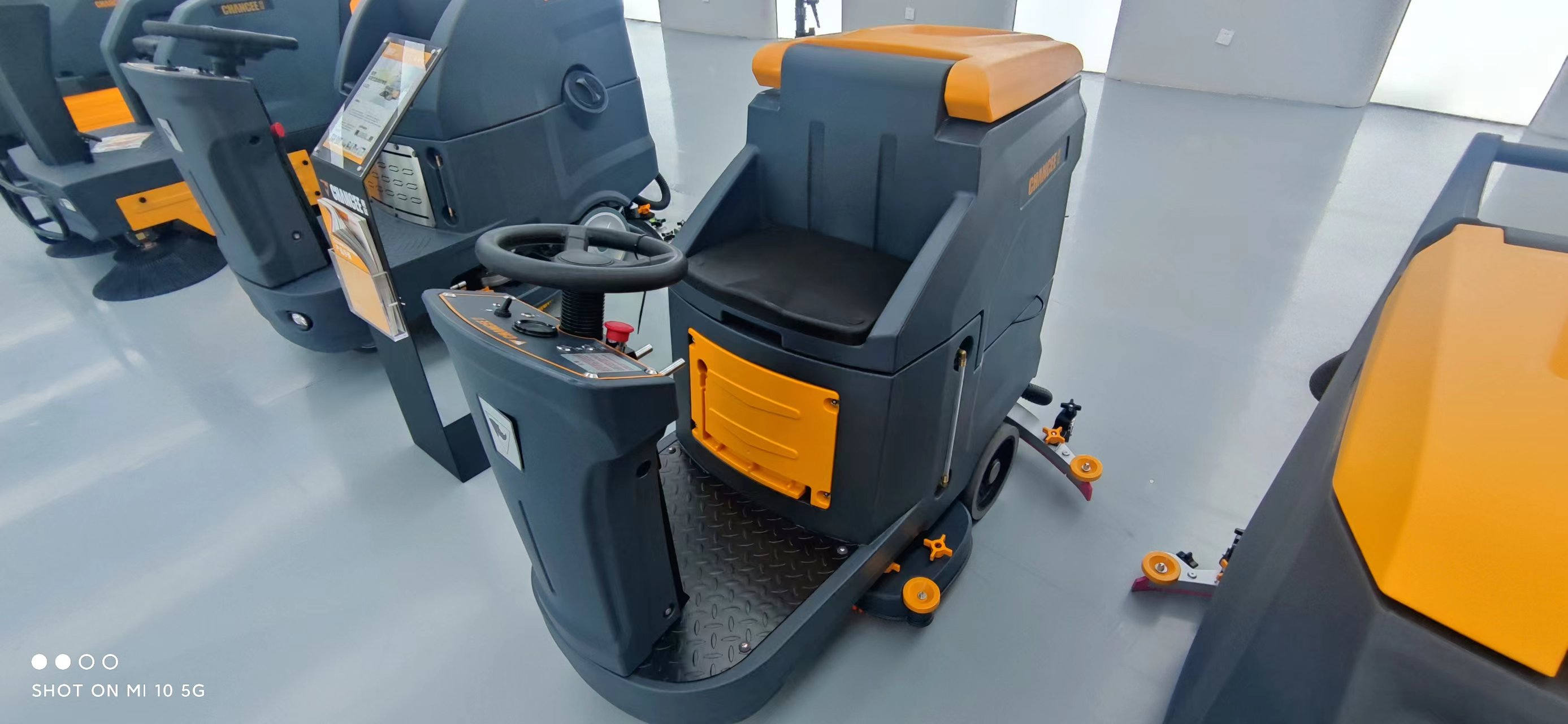 駕駛式洗地機怎么采購_優(yōu)點是什么