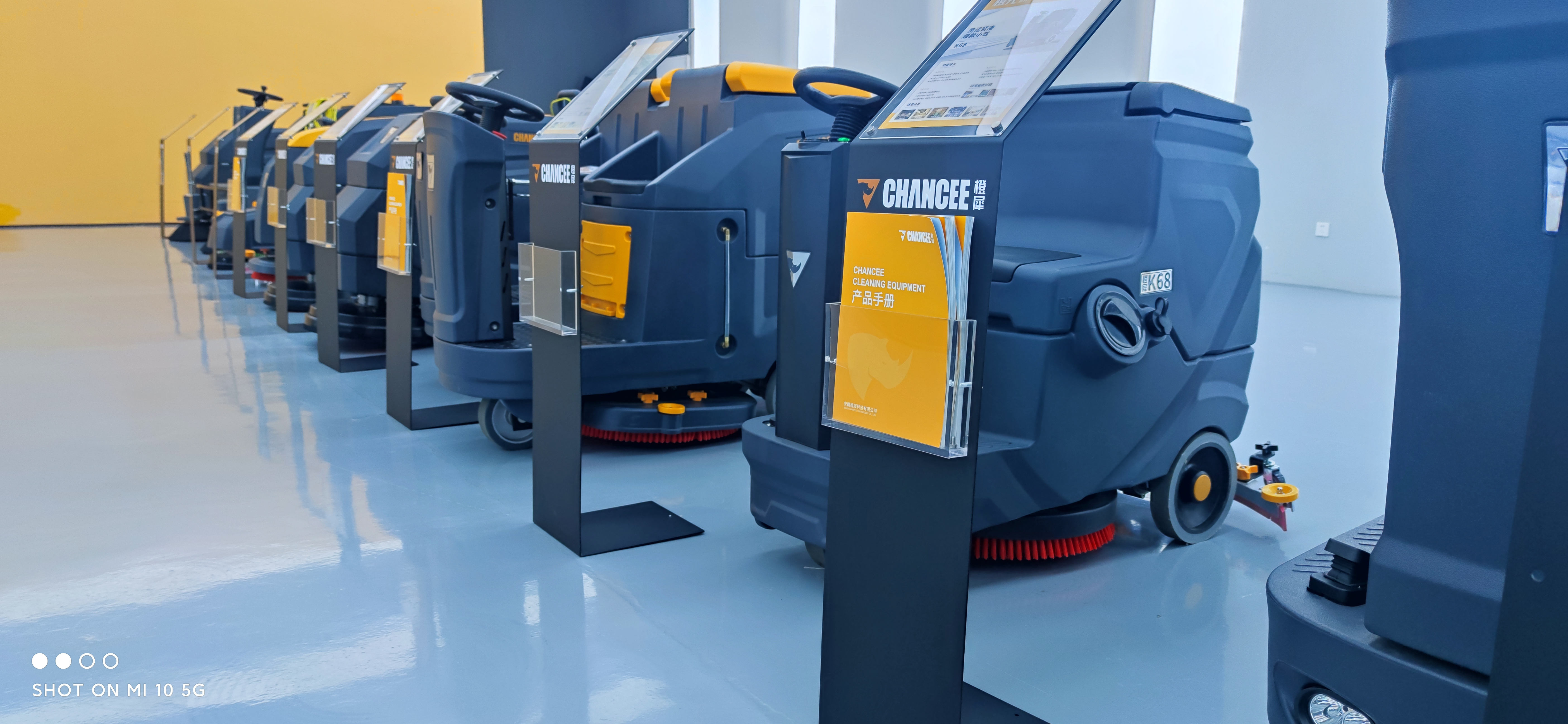 物流倉(cāng)庫(kù)使用駕駛式洗地機(jī)的優(yōu)點(diǎn)