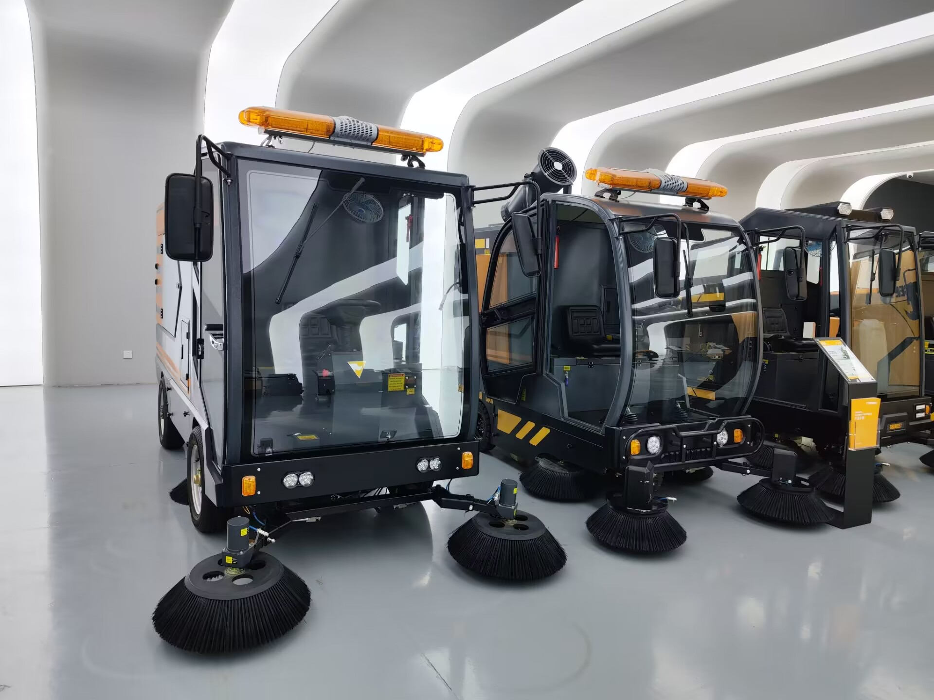 全封閉駕駛式掃地車的特點(diǎn)有哪些