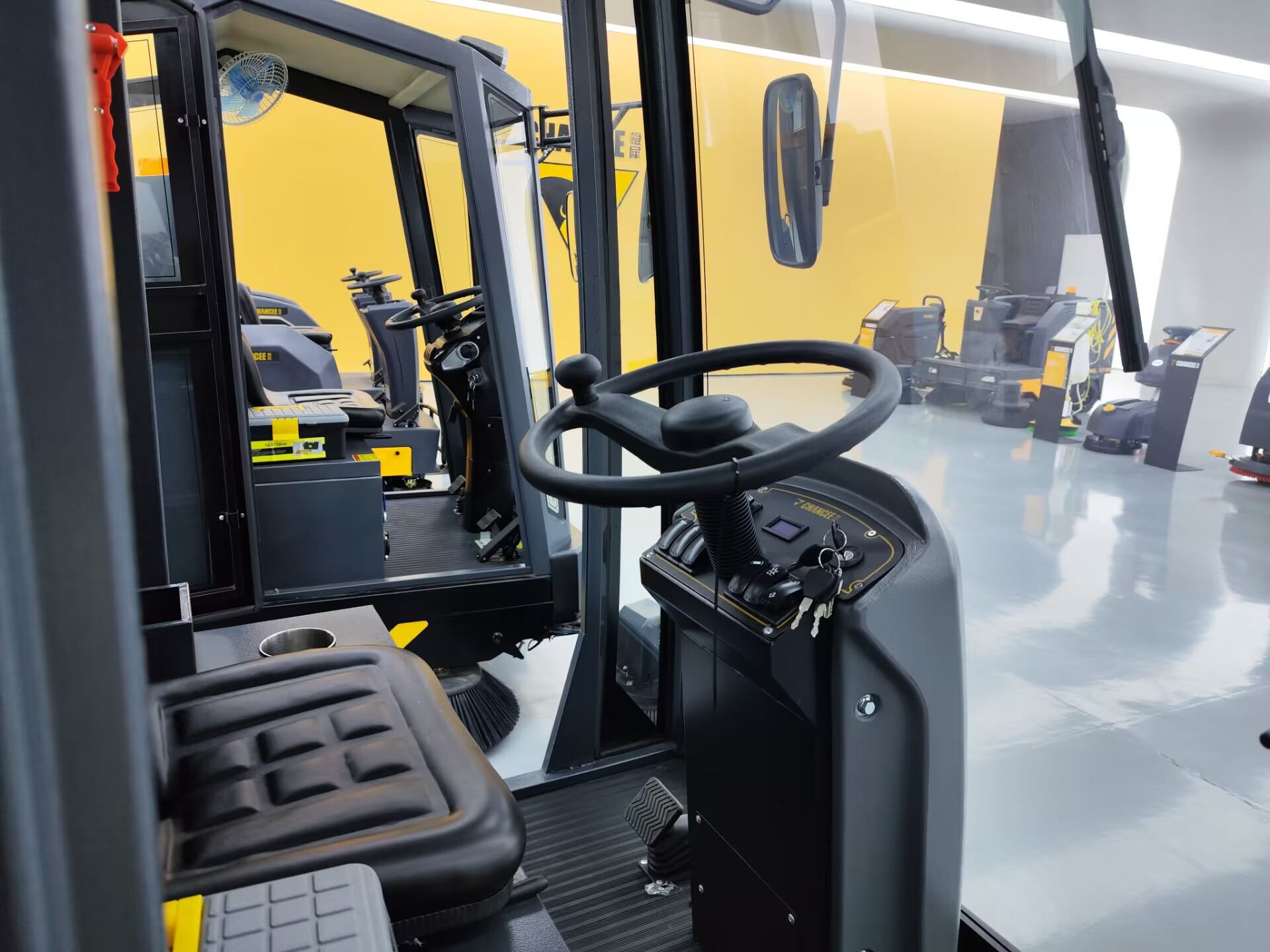 駕駛式掃地機(jī)在度假區(qū)使用 駕駛式掃地機(jī)在度假區(qū)使用