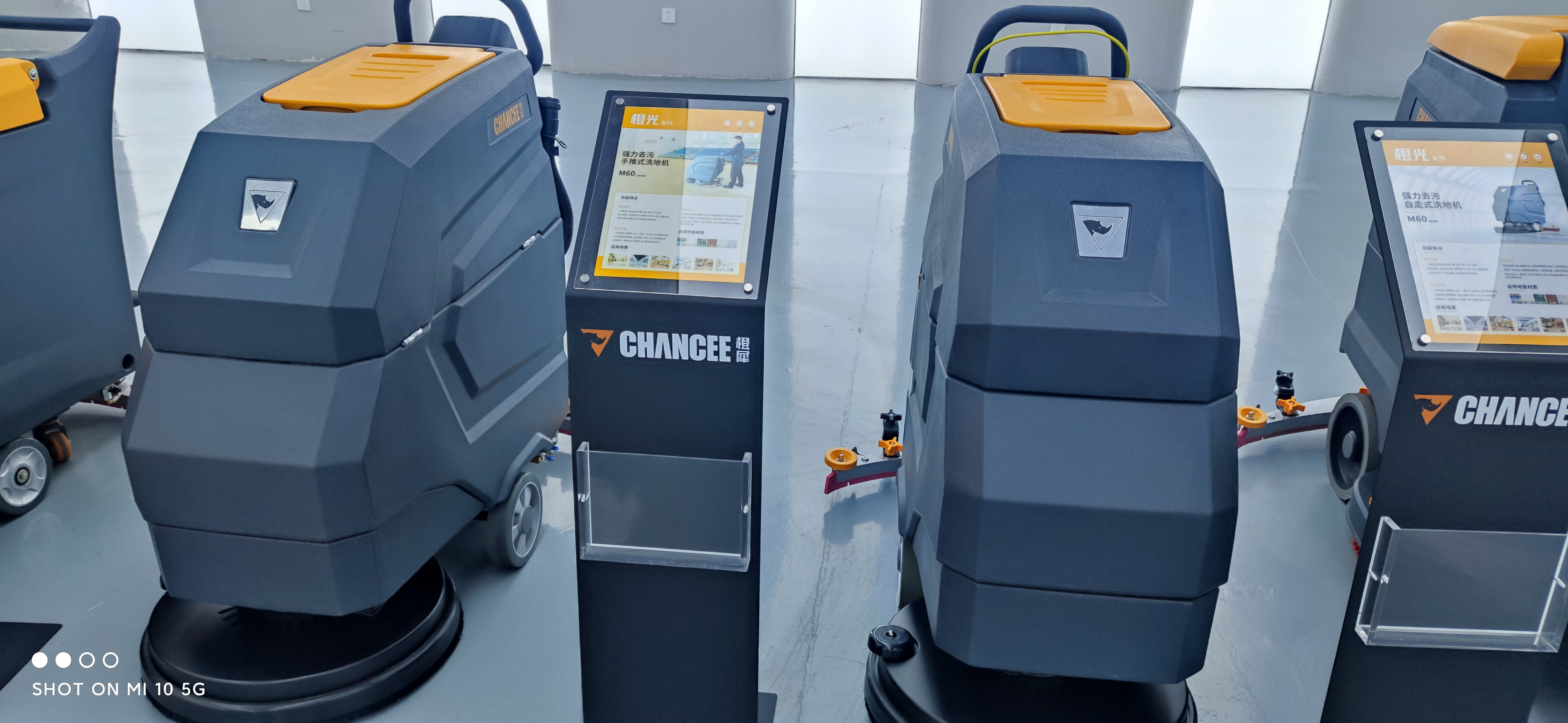 車間灰塵大可以用手推式洗地機(jī)清洗地面嗎