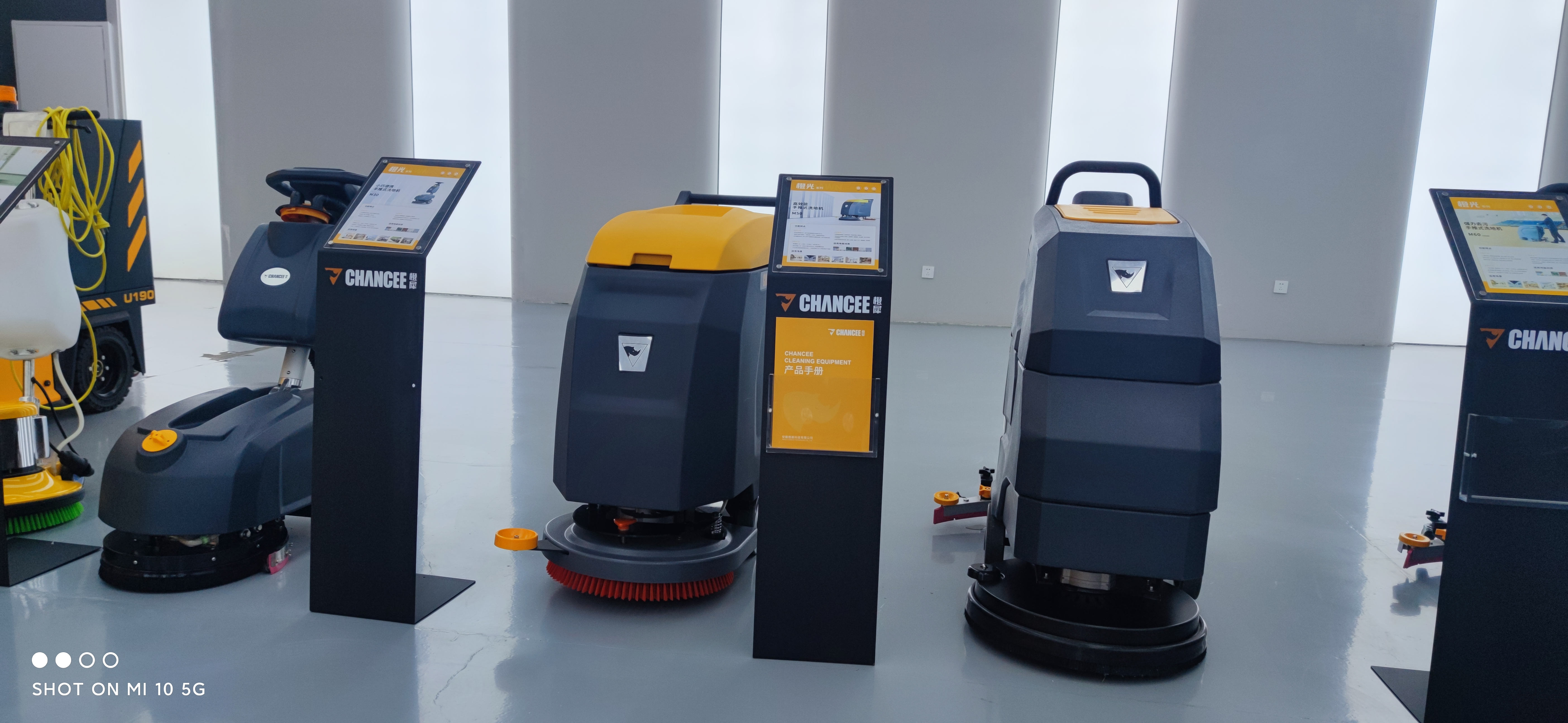 洗地機(jī)廠家的工業(yè)洗地機(jī)可以清潔灰塵地面嘛